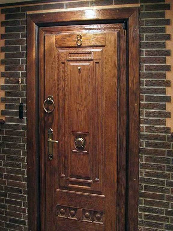 Облагородить входную дверь своими руками. Дверь входная деревянная. Входная дверь дерево. Входные деревянные двери в квартиру. Вход в дверь.